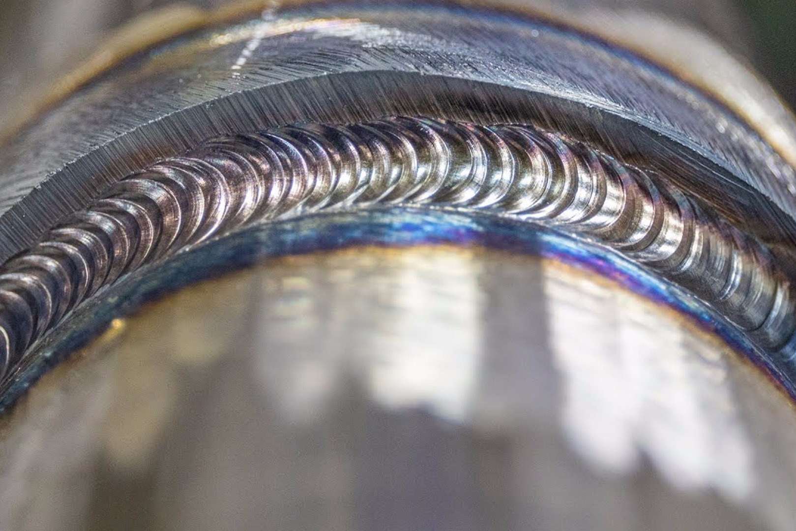 两根粗细不一样的空心管用鱼鳞焊的方式焊接一般人根本搞不定