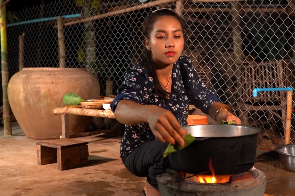 农村巧妇野外挖螃蟹晚上带回家这样做着吃简直太美味了