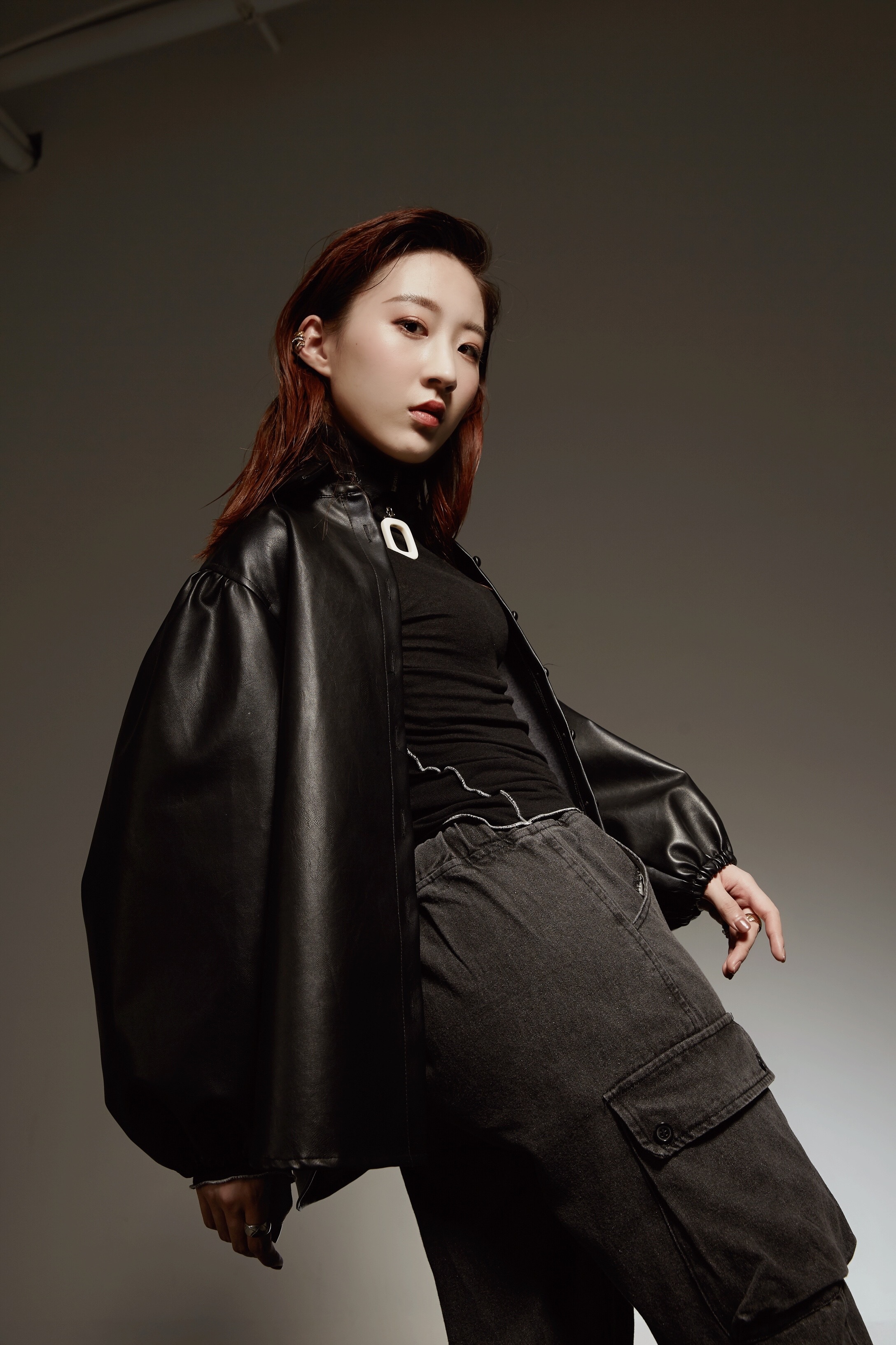 95后美女艺人胡晟益最新酷帅写真__凤凰网