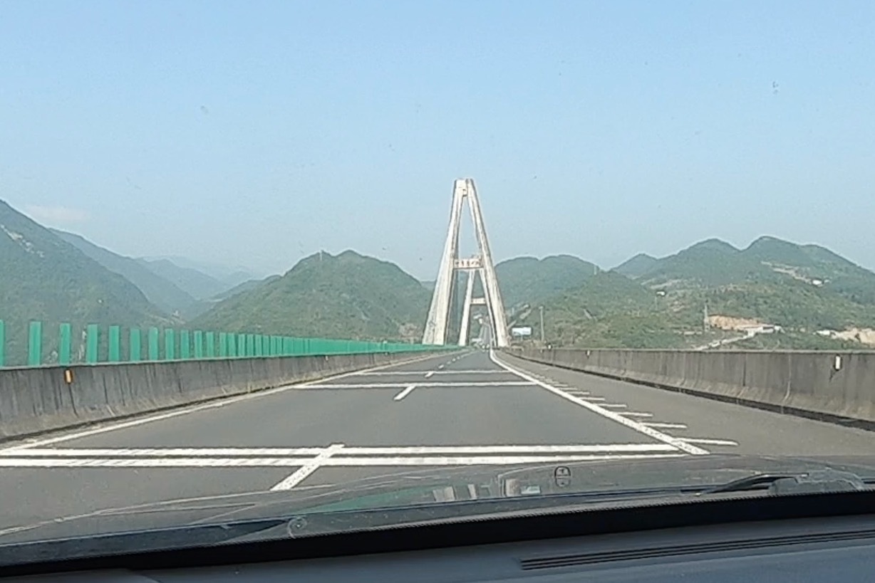 川渝地界的高速有个高架桥，叫神龙溪大桥，设计很有现代感