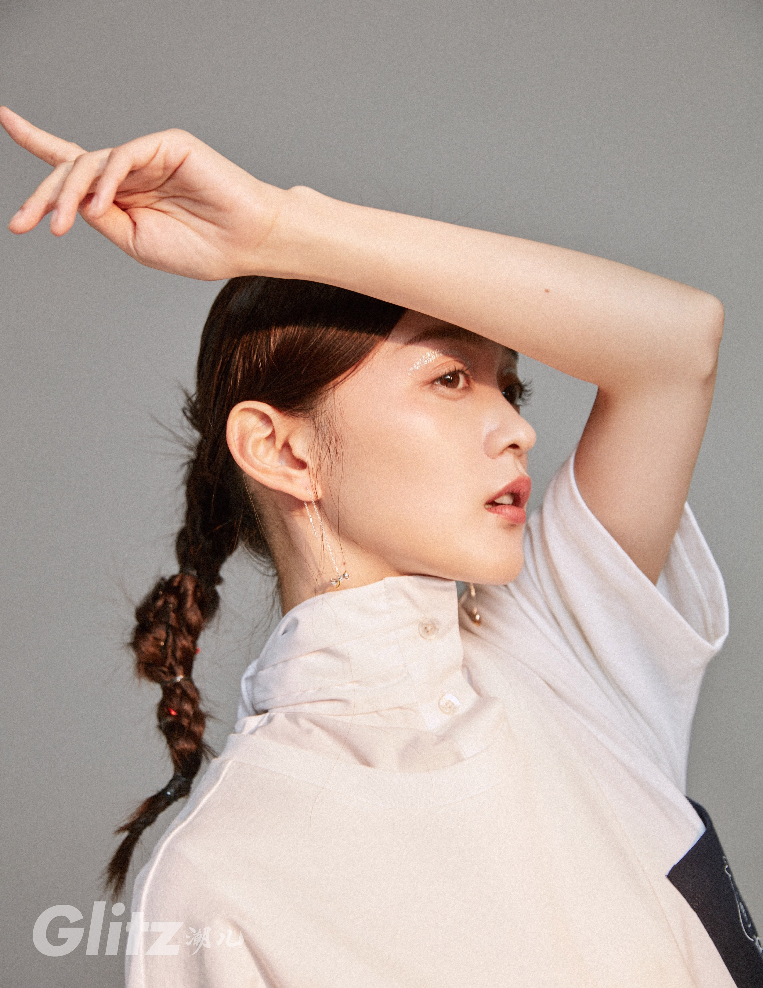 青年演员何泓姗佩戴铂金首饰拍摄时尚大片 清泓如初用心专注__凤凰网