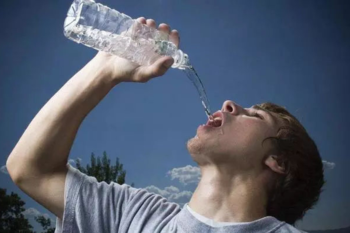一天该喝多少水？什么水最健康？