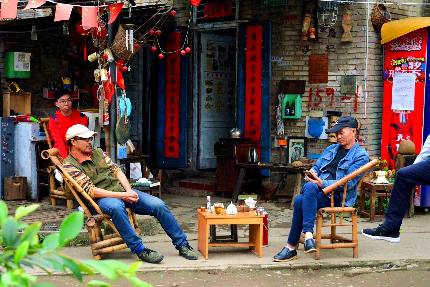 重庆军哥书屋2元火车直达5元喝老荫茶本地人的安逸生活