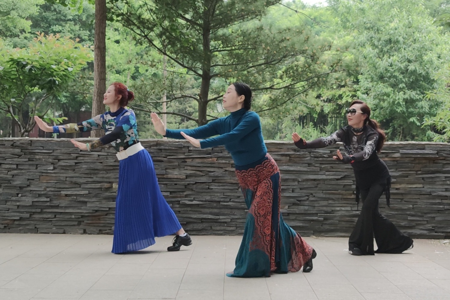 广场舞《我是一条小河》音乐好听,舞姿优美好看,魅力朵朵舞蹈队