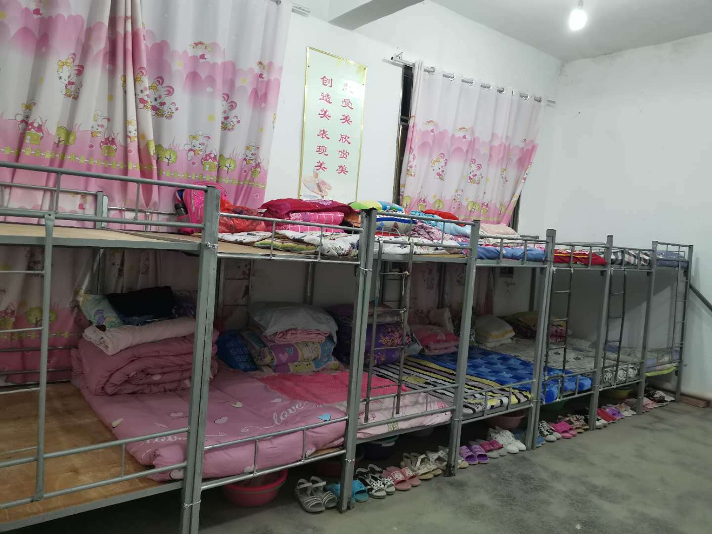 用爱温暖贫困住校生