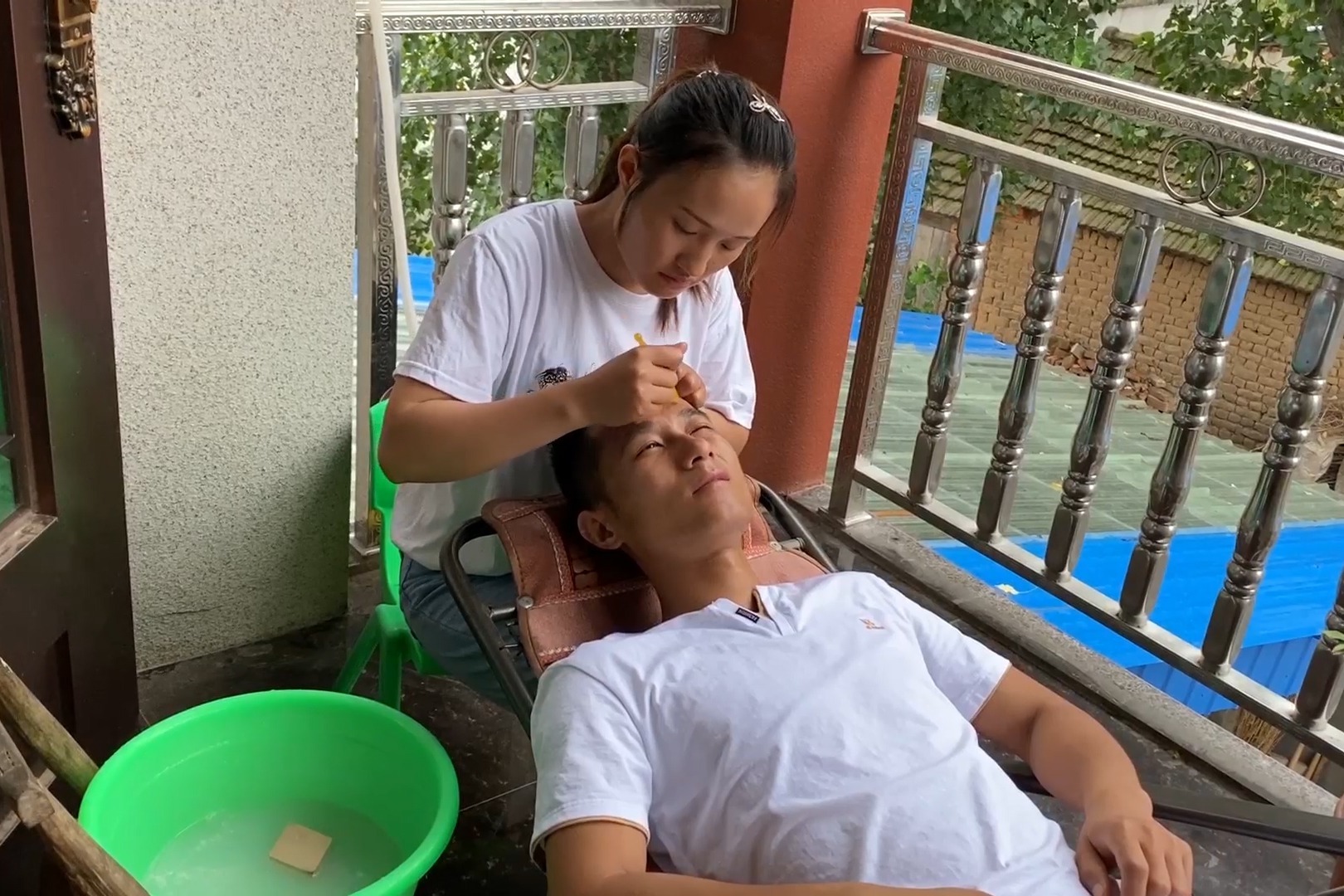 活了30年都没这样洗过脸，今天媳妇给我洗一次，洗完还变白了