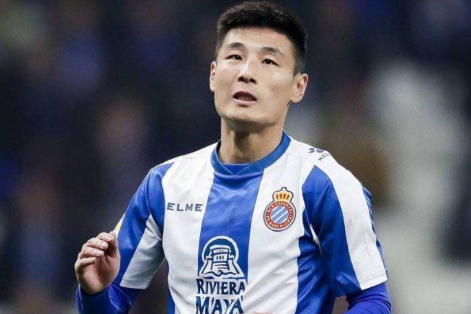 萌化了！武磊儿女收看比赛，进球后兴奋地手舞足蹈！