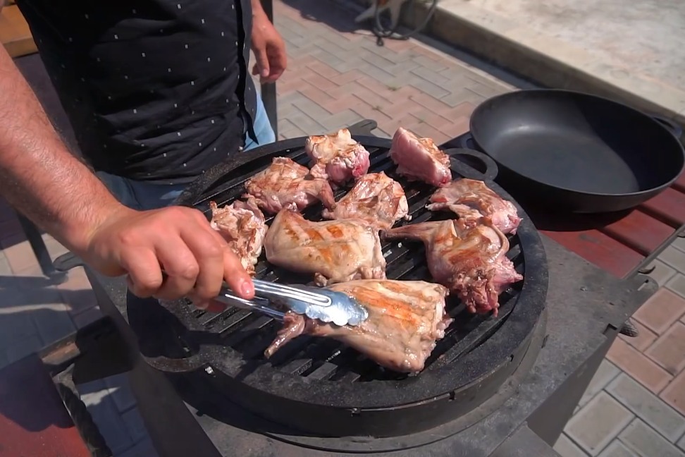 在家后院烤兔肉，和女儿一起分享美食，这样的做法还是第一次见