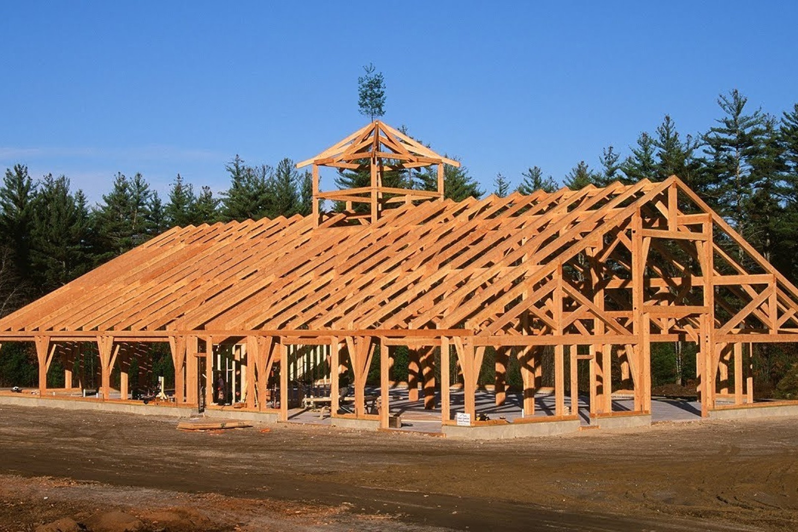 一栋木房子的建造,木料在工厂加工好,直接运往目的地组装