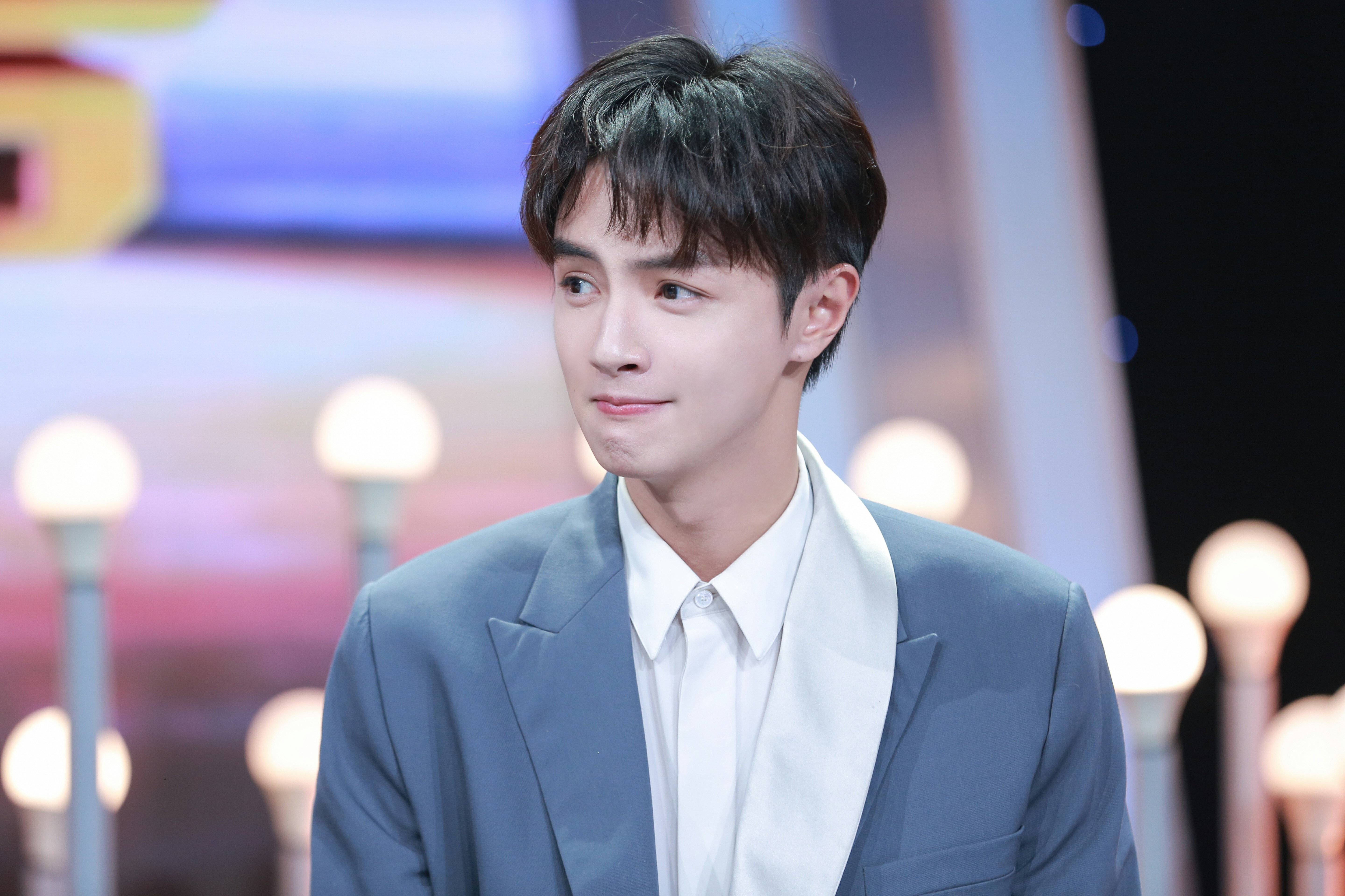 官鸿献声央视唱响《坚持》 西装造型清爽惊艳夏天__凤凰网