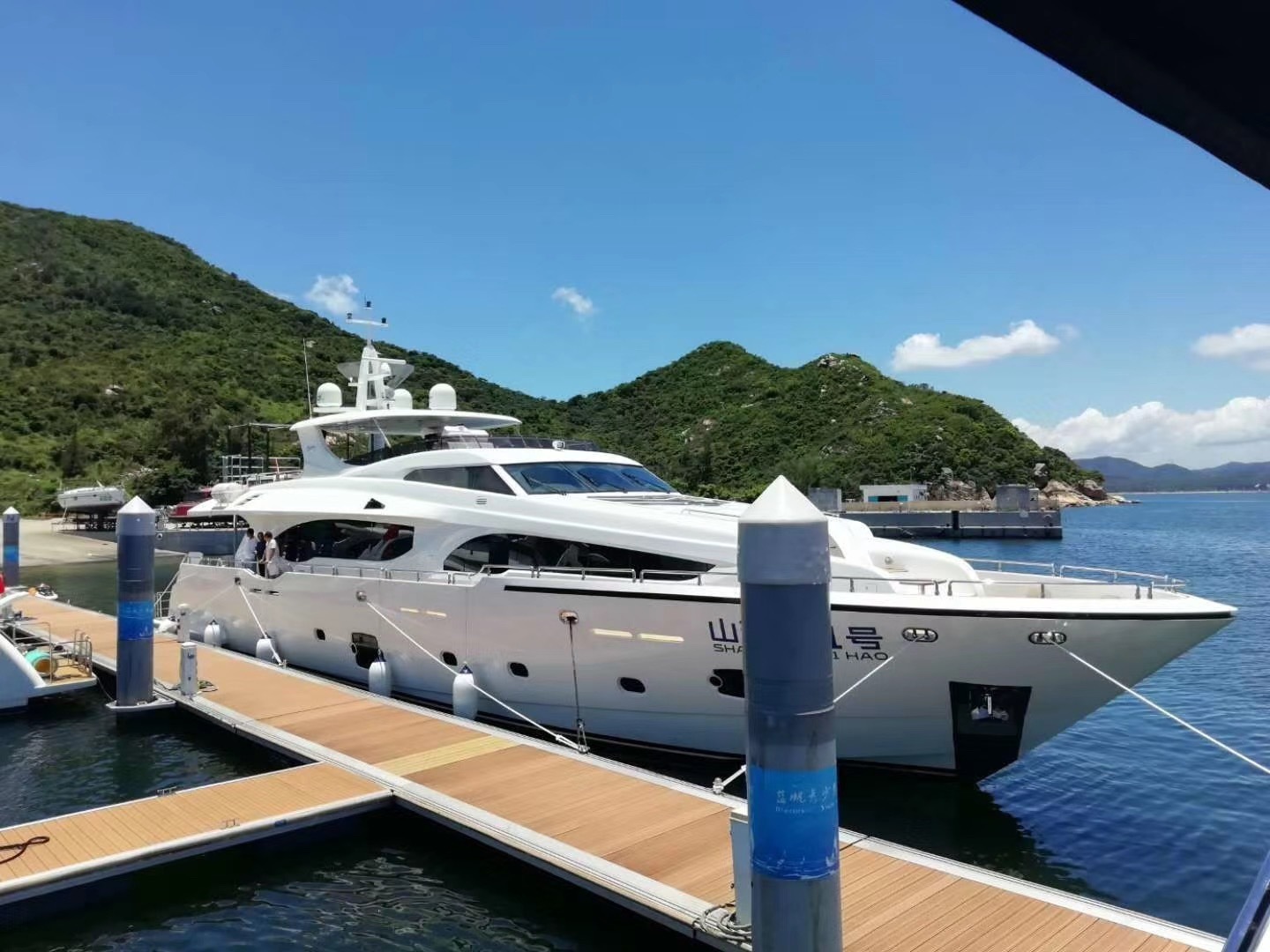 深圳七星湾游艇会迎来一艘108英尺超级游艇