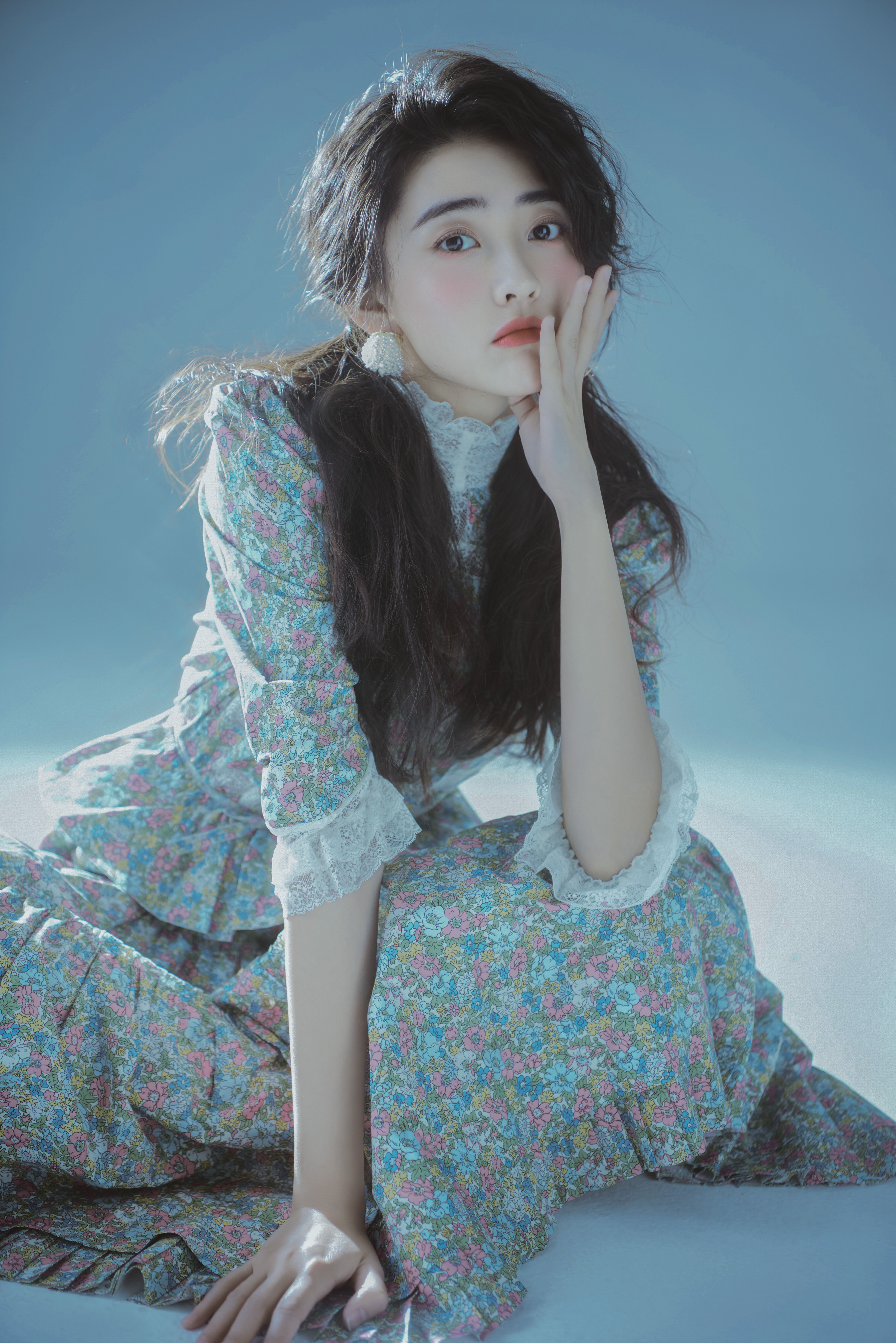 梁洁着复古文艺碎花裙演绎梦幻甜系女孩