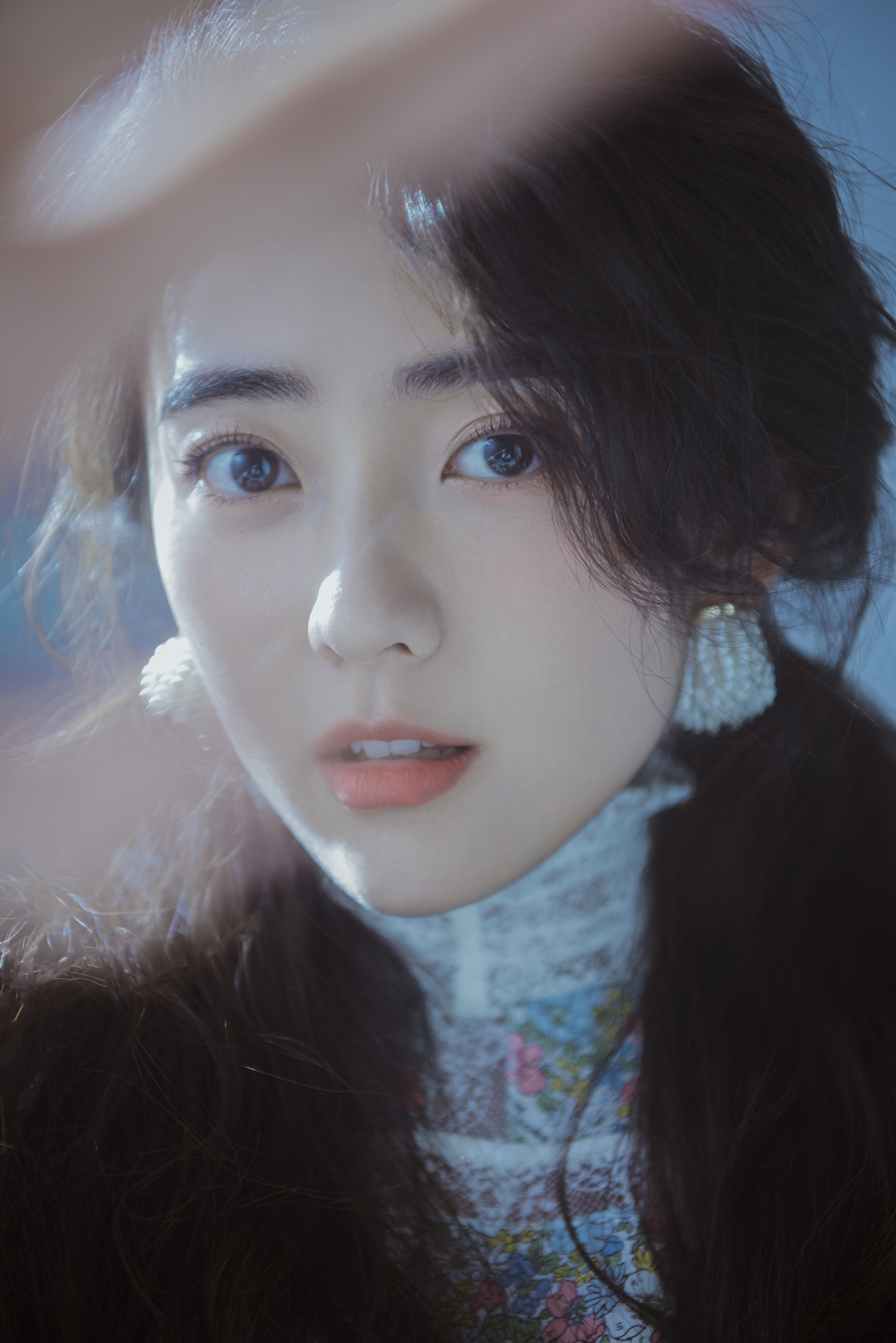 梁洁着复古文艺碎花裙 演绎梦幻甜系女孩__凤凰网