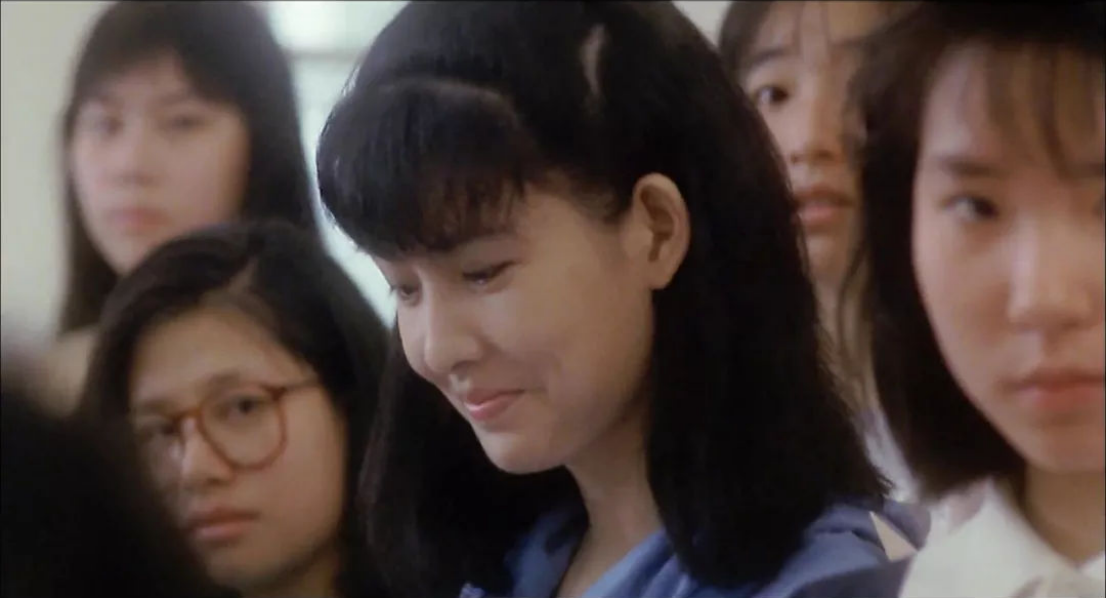 1988年加入tvb当劲歌金曲主持,出演首部电影《三人世界》,并以此片获
