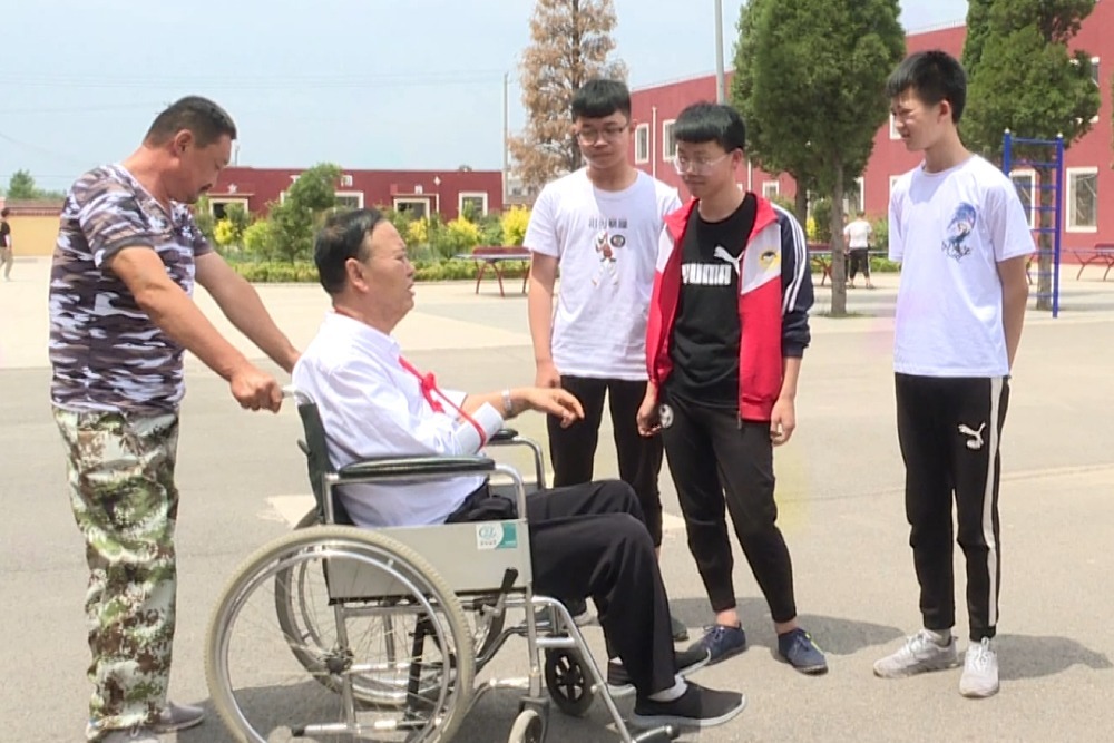 代县阳明堡镇中学校长谢来虎的先进事迹