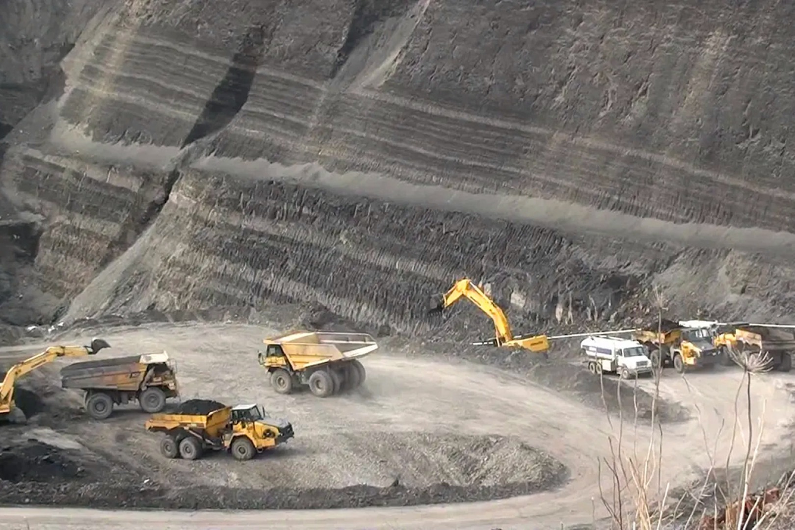 大型露天煤矿开采，放眼望去黑压压全是，挖掘机像“小蚂蚁”一样