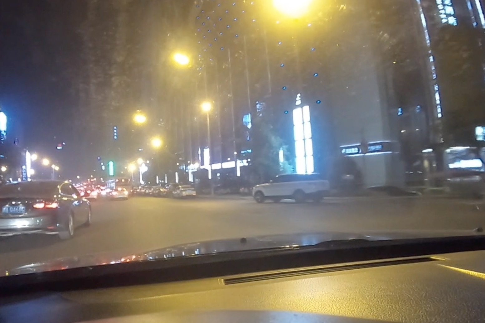 夜晚的成都跟白天大相径庭，白天像香港，夜晚像鹤岗