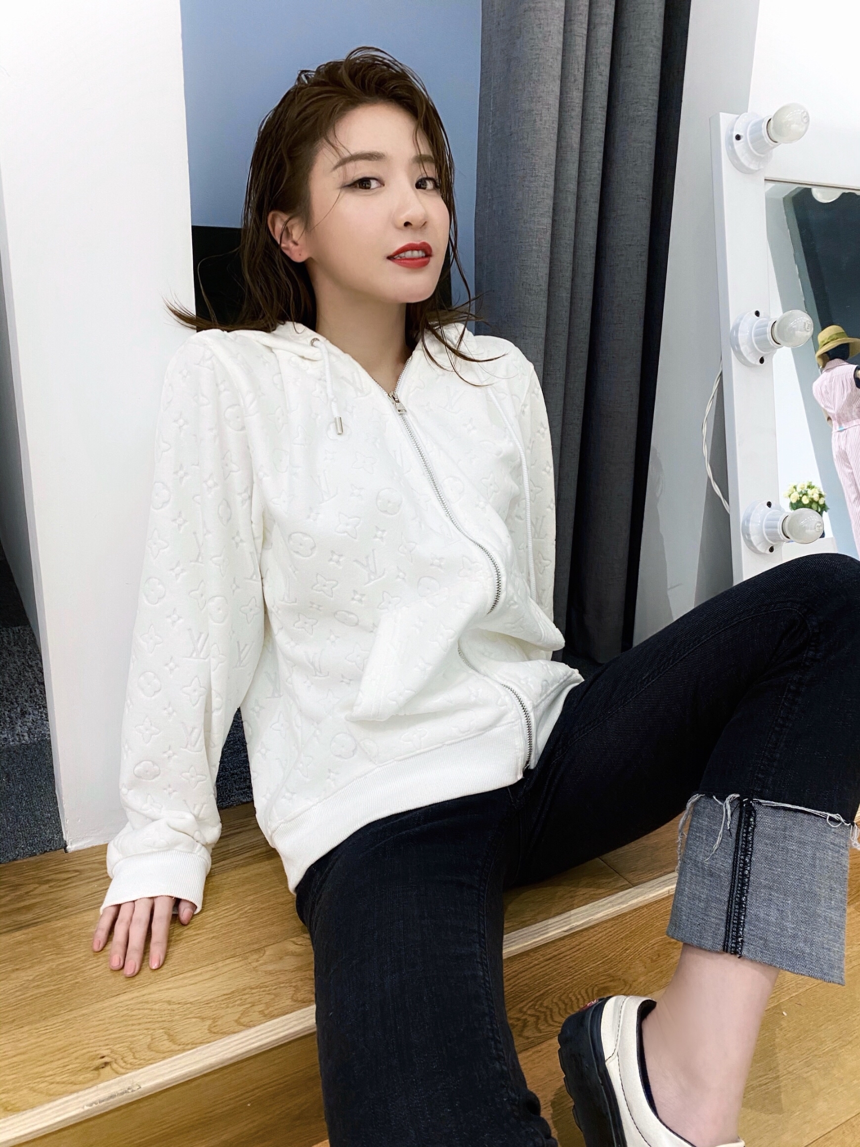 演员贡米晒工作照红唇湿发成熟大方