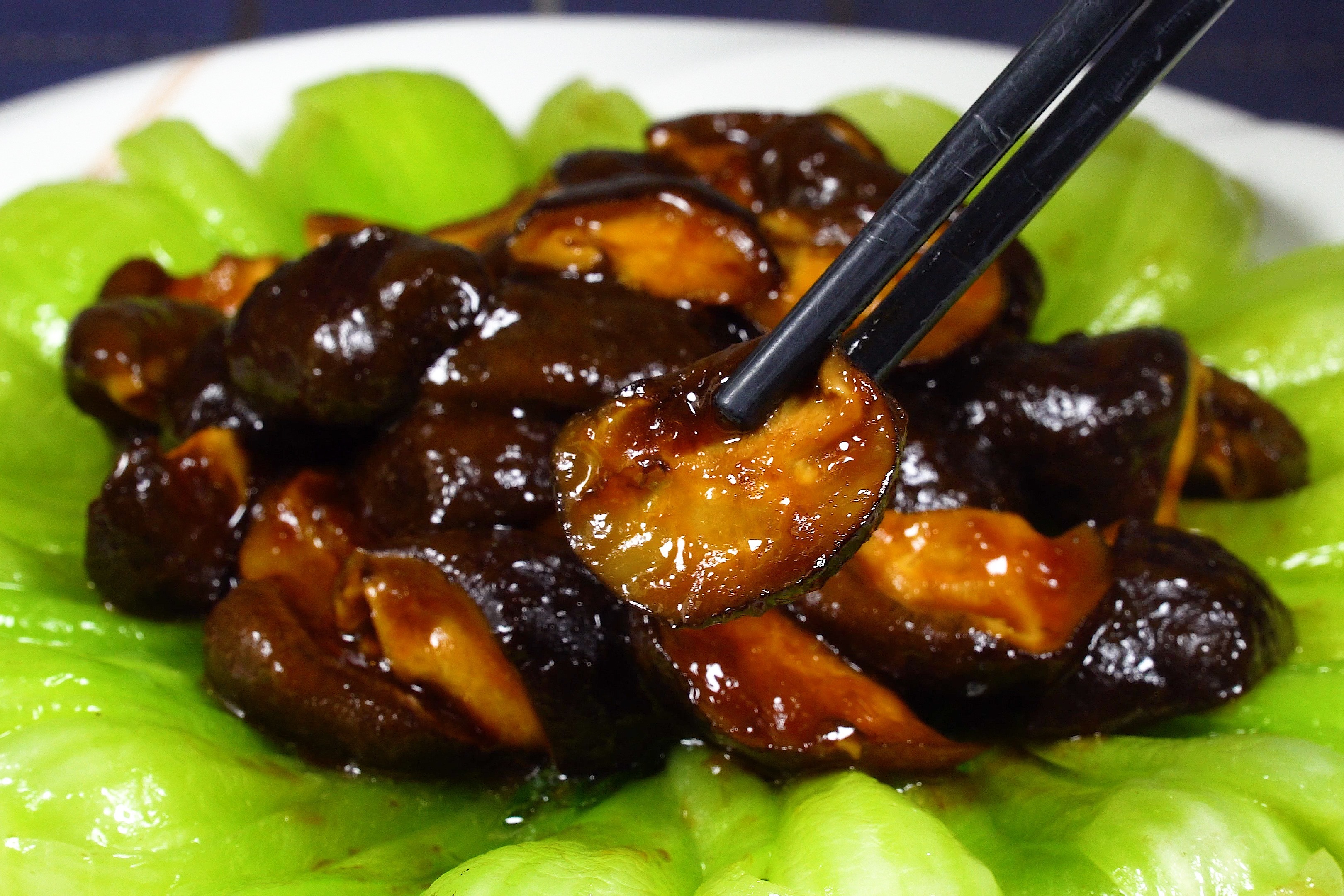 香菇炒油菜怎么做才好吃呢？简单美味，比肉食还好吃，超解馋 - 哔哩哔哩