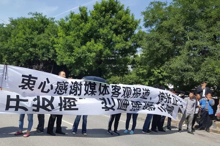 千万买房学位遭降级，豪宅业主维权！学区房也不保证孩子能入学？