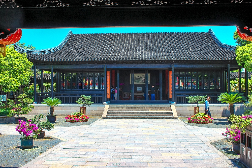 怡泉亭,怡和泉是含了两个主人公的名字,一个两小无猜的传说,这座亭子