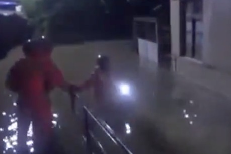 景德镇：大雨致宿舍区内涝 消防紧急搜救被困居民