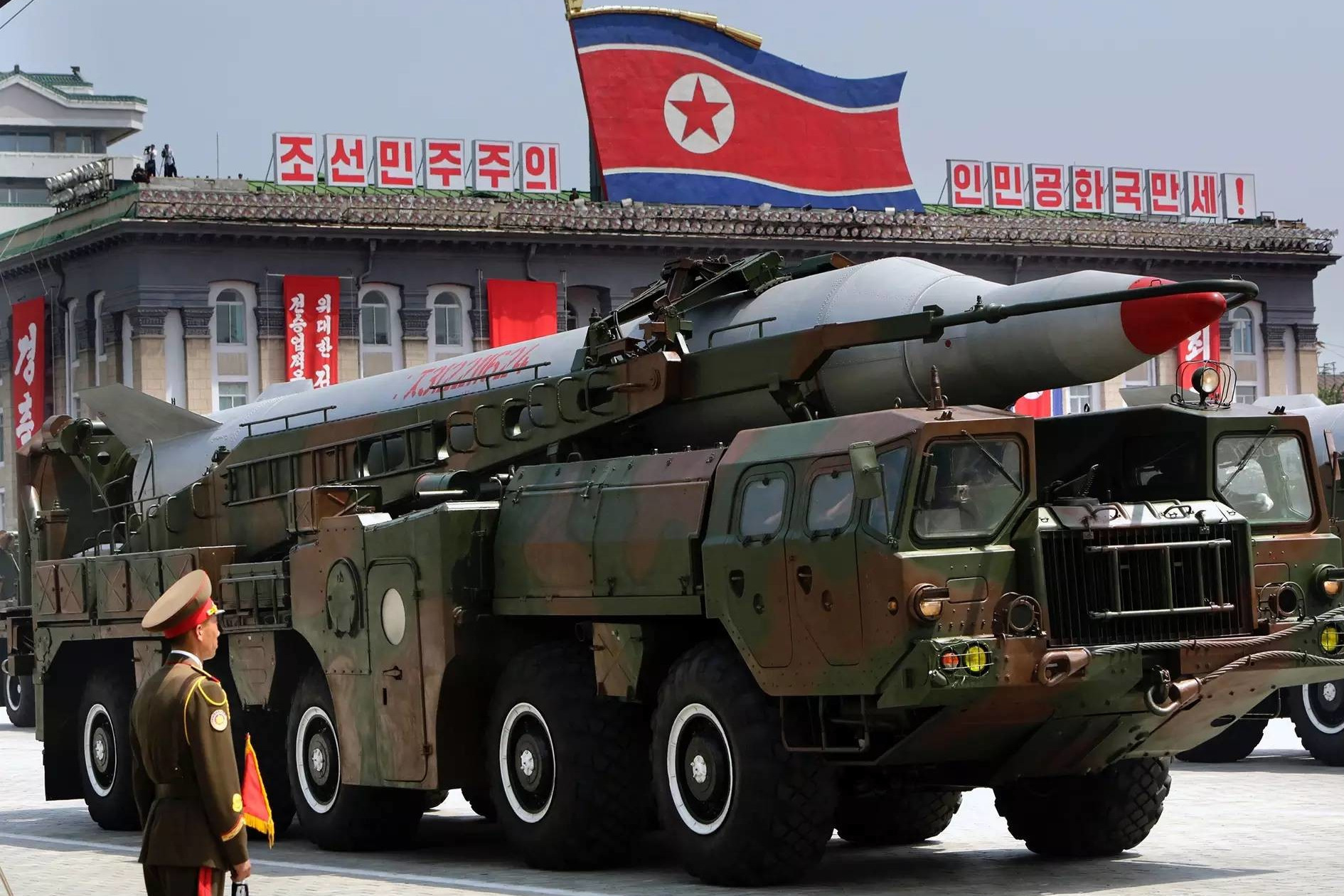 万幸，当年韩国野心勃勃偷偷研制核武器，美国强势介入阻止