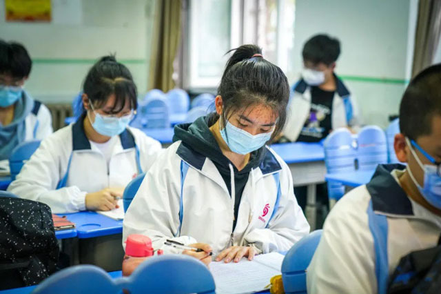 高考中高风险地区考生全程戴口罩疫情学校不设考点增设隔离考场
