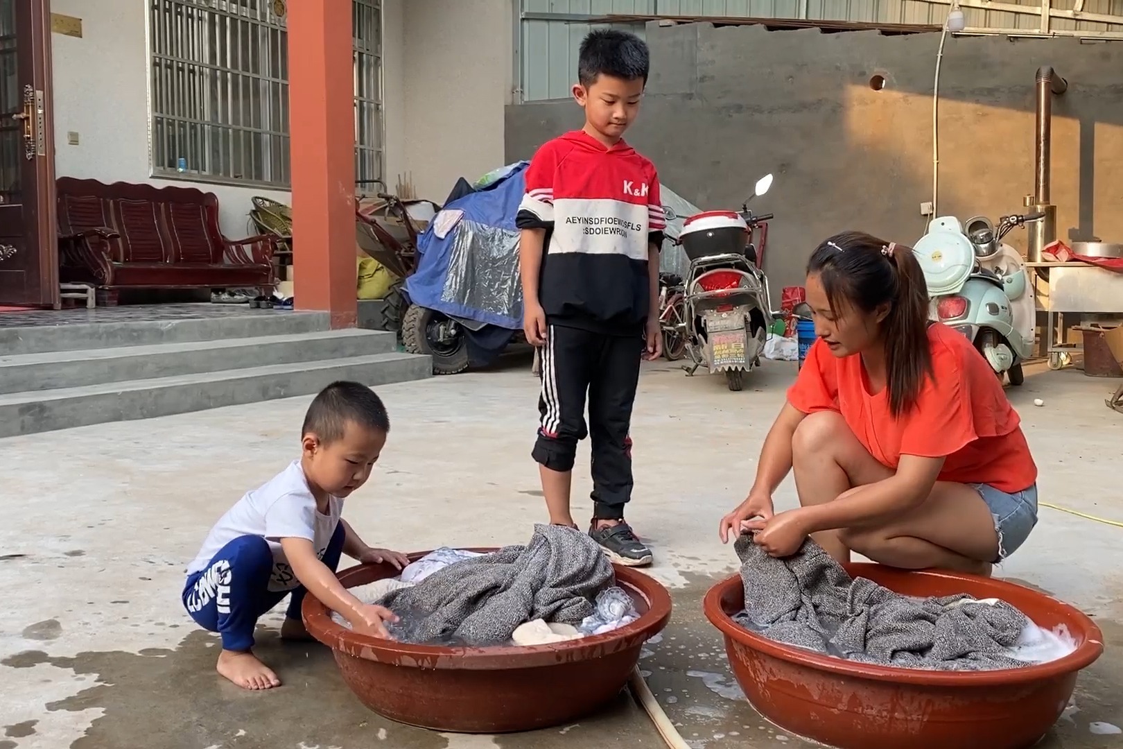 洗很多衣服的图片,一大堆衣服图片,正在洗衣服的图片(第8页)_大山谷图库