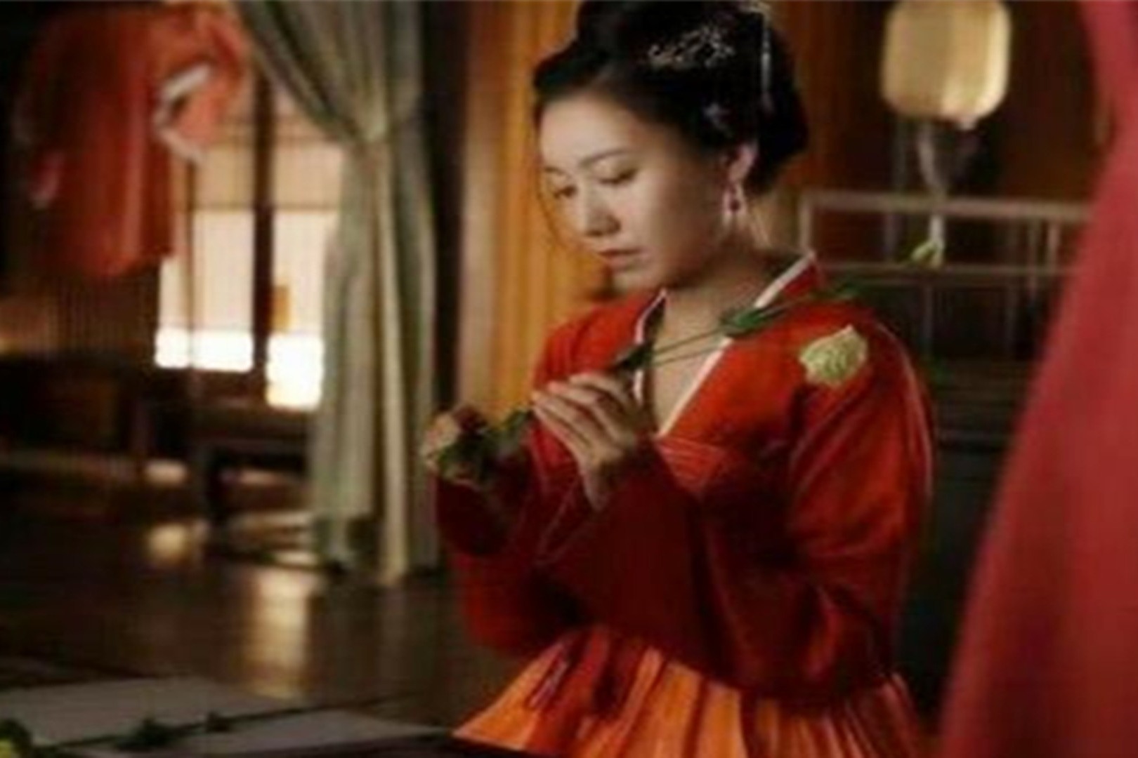 店客买了一个小妾,走前小妾送他一件衲袍,回家后衲袍里全是黄金_凤凰网视频_凤凰网
