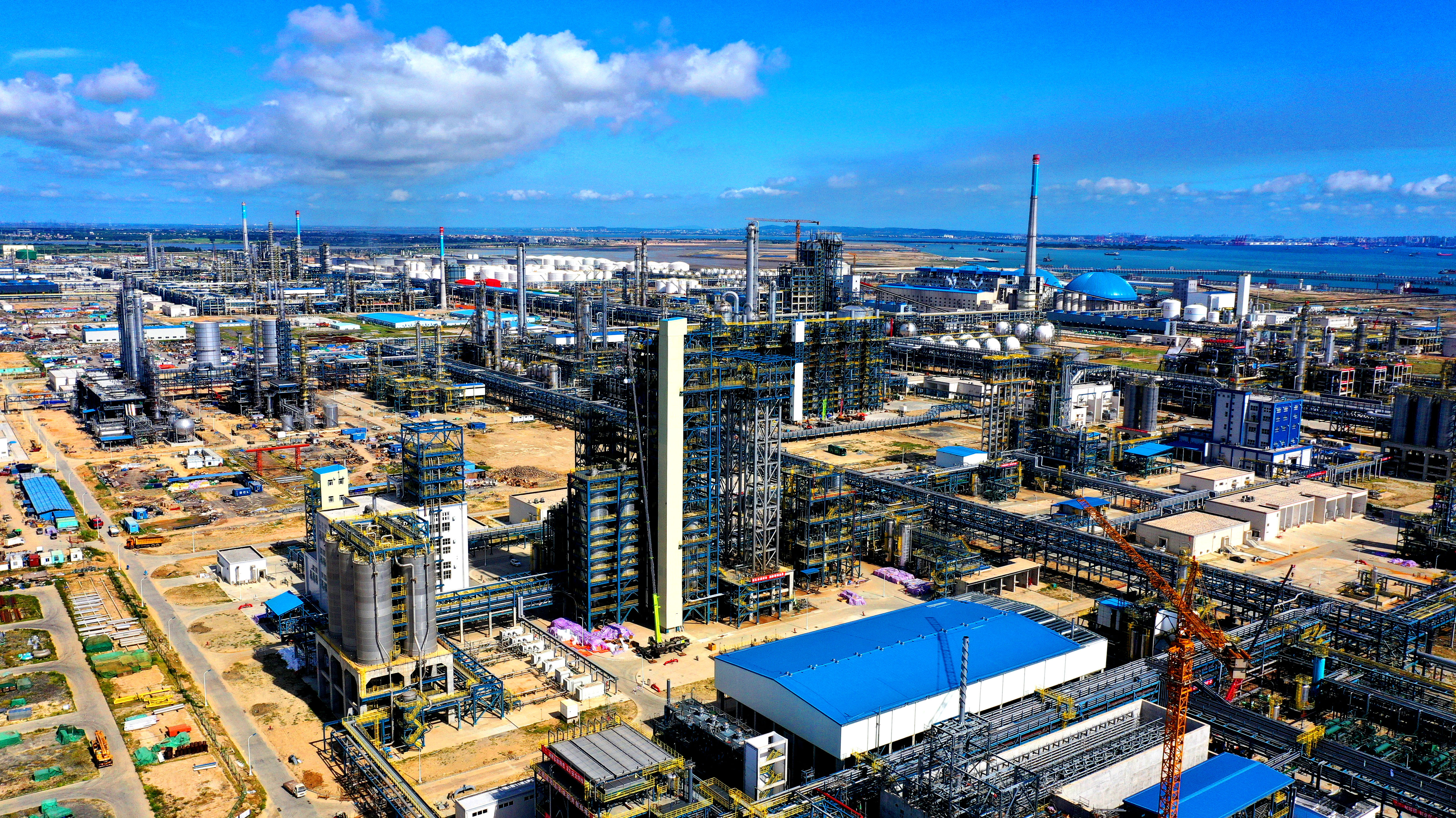 随着炼油常减压装置,轻烃回收装置等6套装置相继投料开车,中科炼化