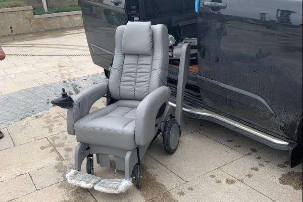 改装福特途睿欧福祉升降旋转座椅现场调试视频