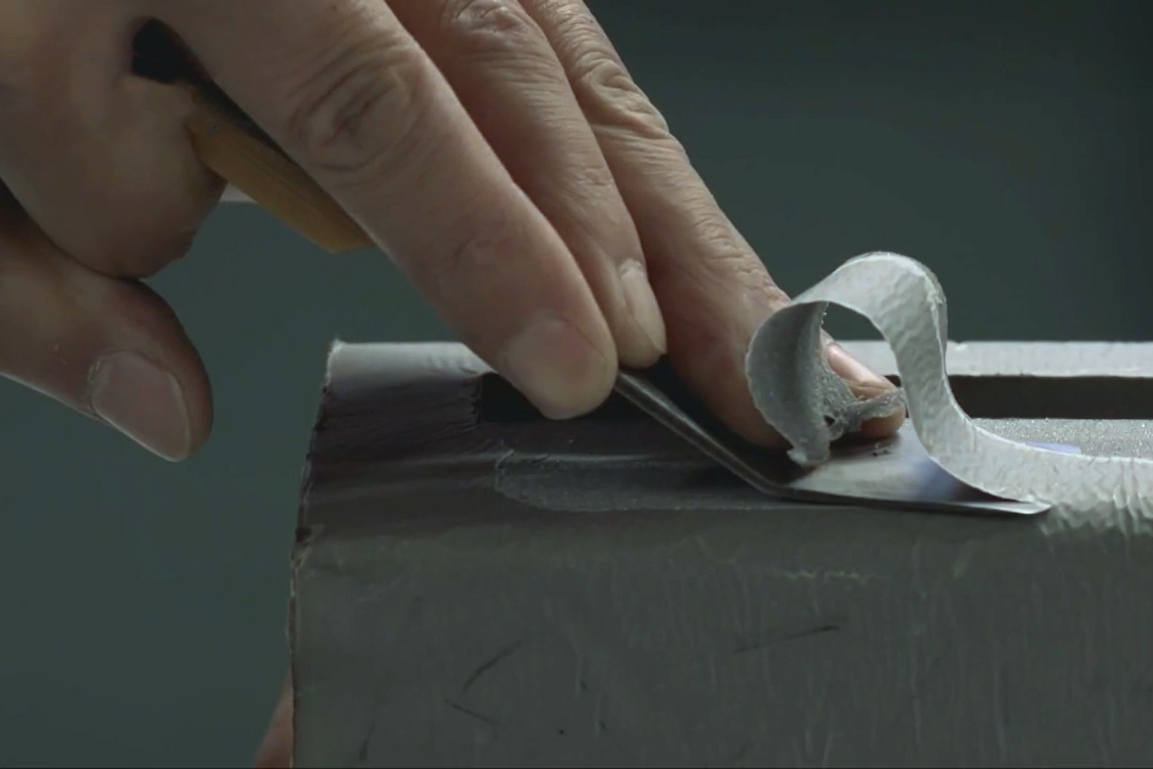 大国工匠为国铸剑导弹发动机火药手工雕刻误差不超过02毫米