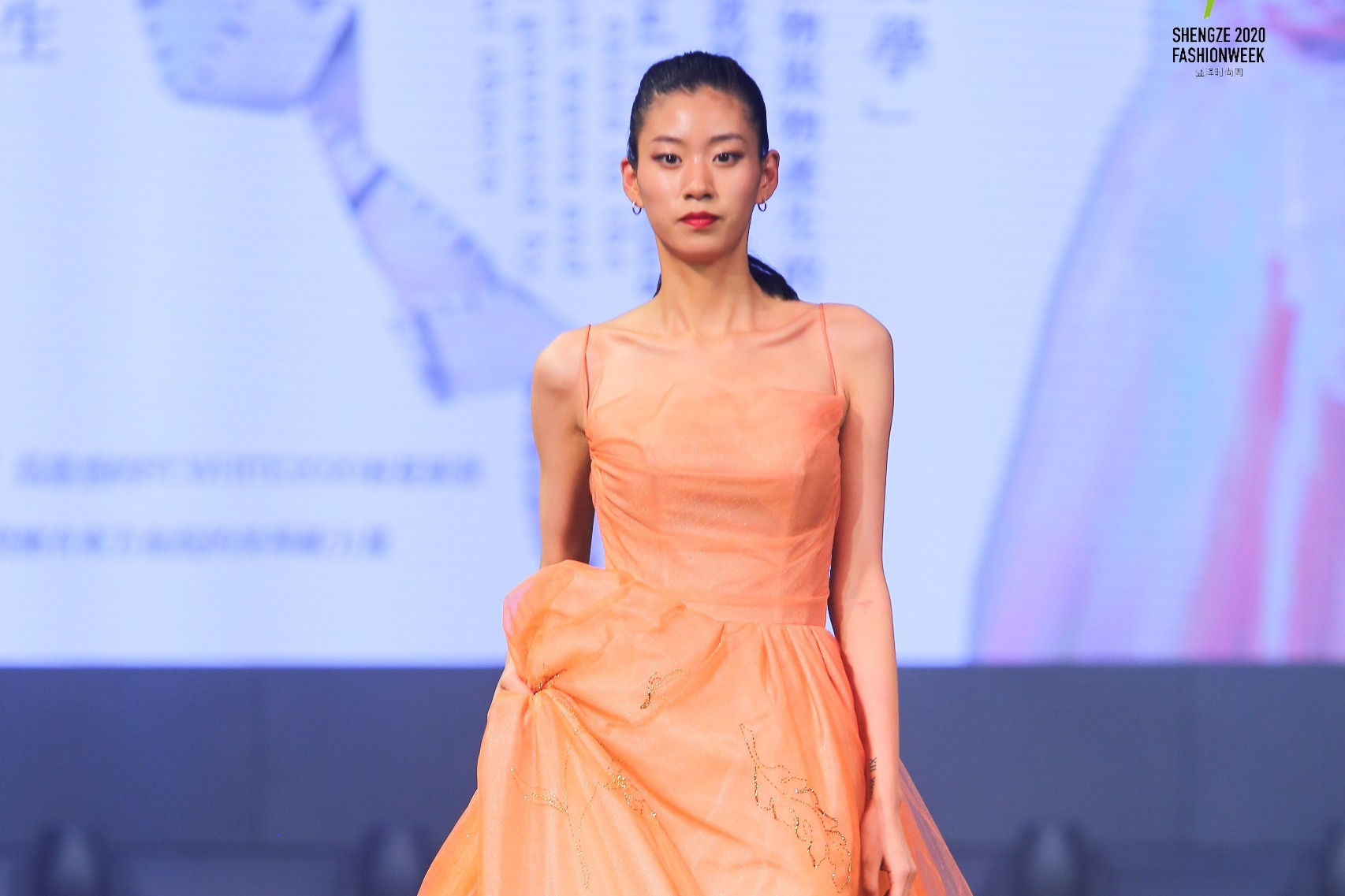 模特秀惊艳全场的衣服 8fd5488182c9b7d6b5f7b0cb8cb10ea3baf0fcf6_size232_w1706_h1137.jpg