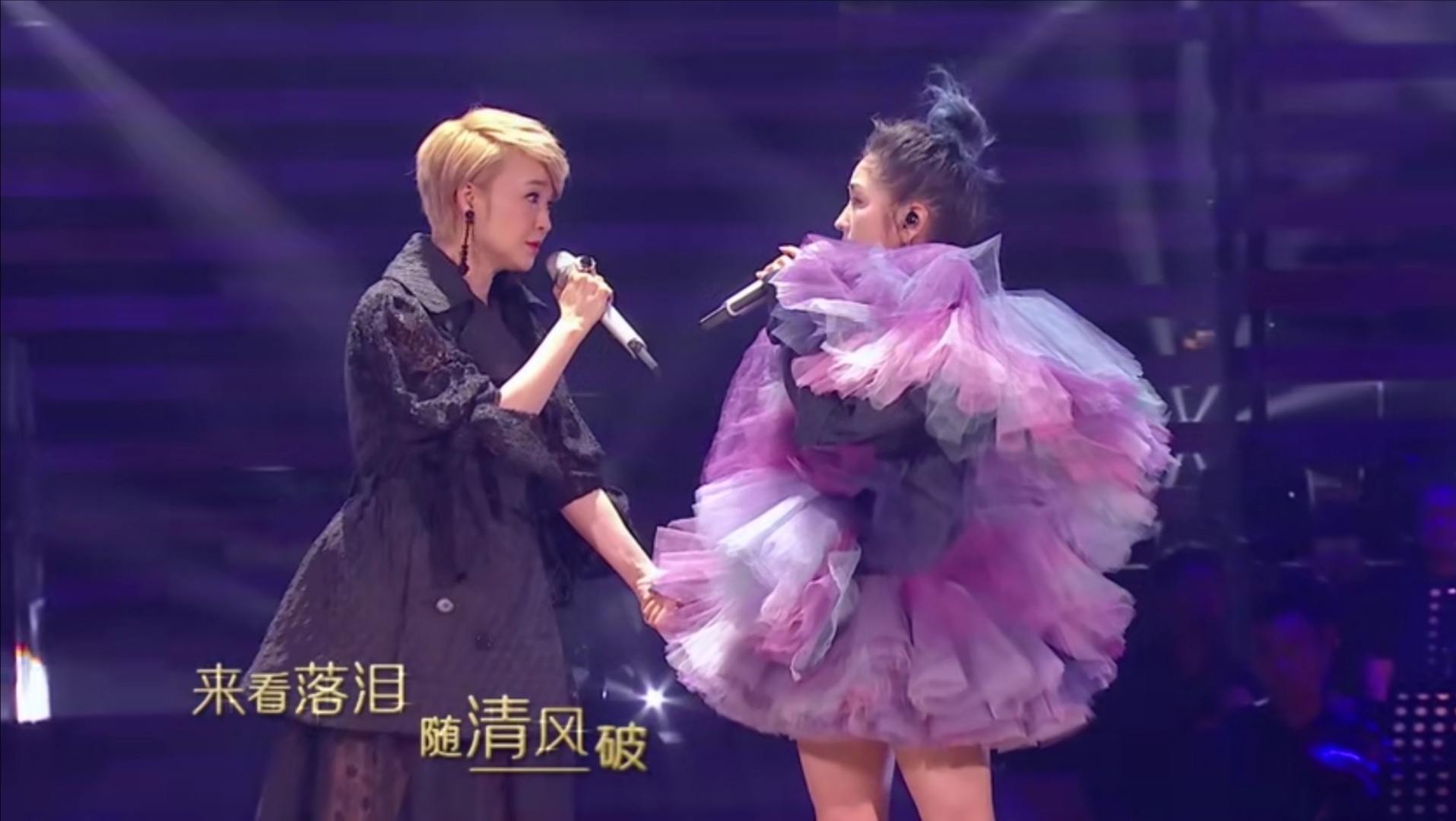 何洁首次挑战粤语歌曲《与泪抱拥》,陈慧娴宝刀未老实力一如当年