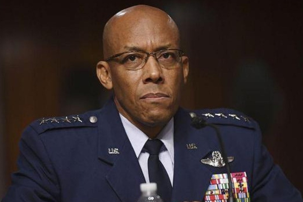 特朗普果然不是一般人为了扭转被动局势火线提拔黑人四星上将