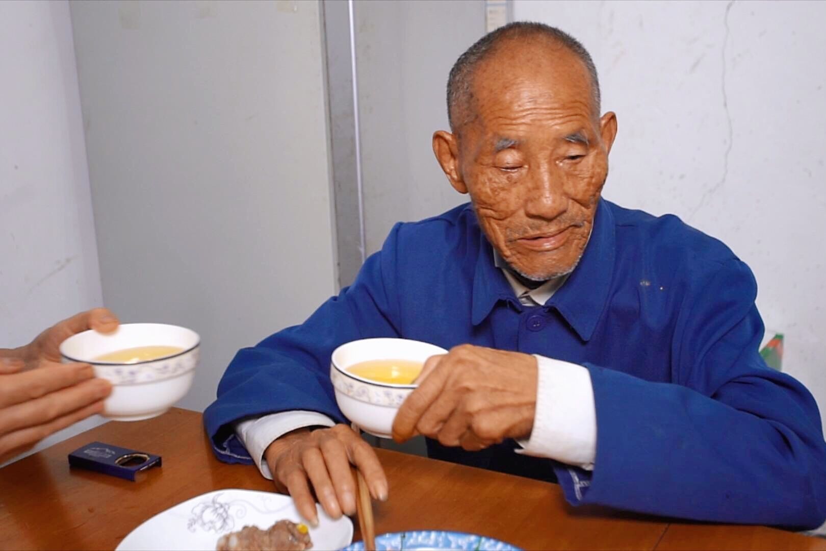 92岁老人轮到二女儿家管饭，外孙女婿来做客，看女婿如何待老人