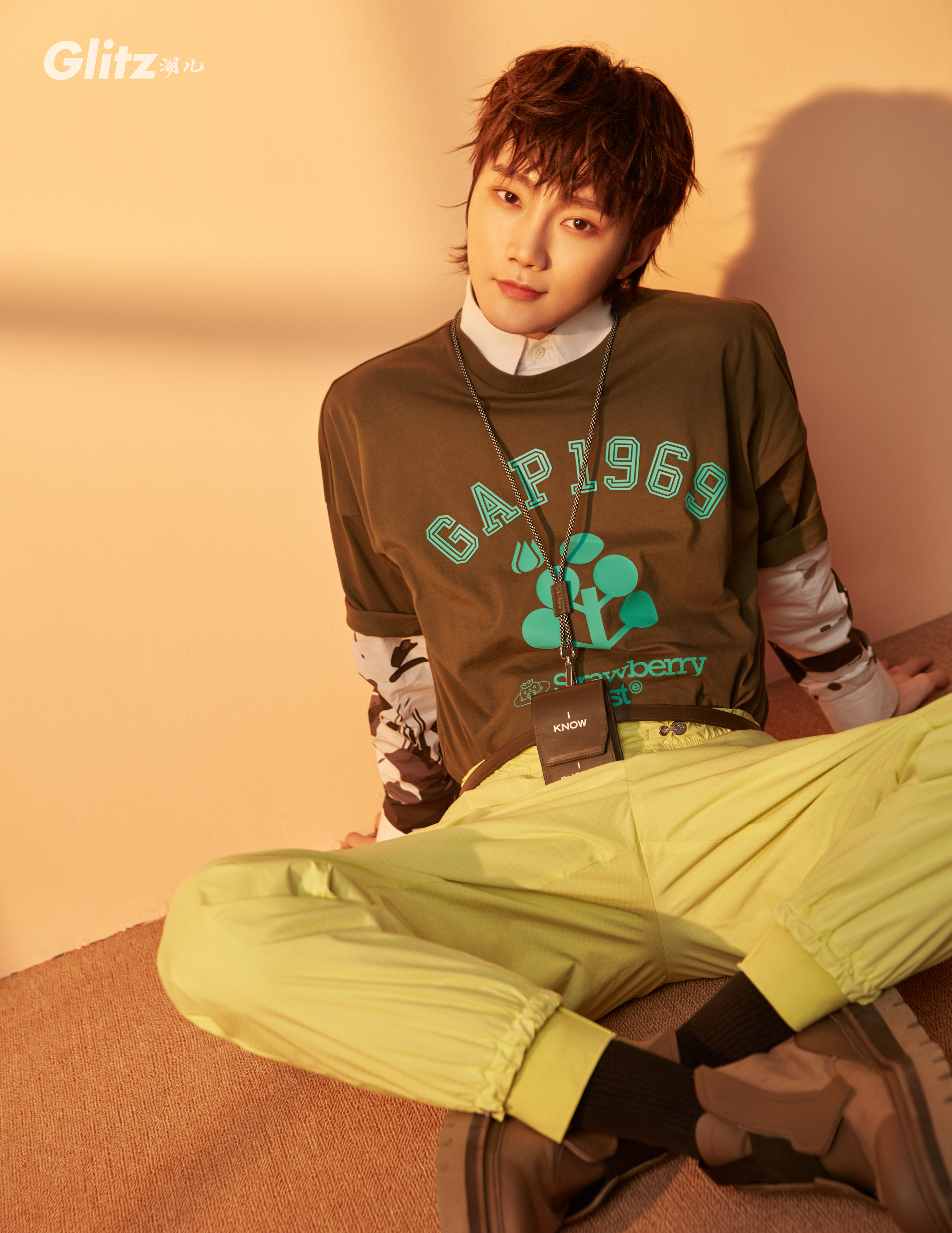 歌手刘也身穿gap × 摩登天空mvm i.m.o.合作款t恤 拍摄时尚大片