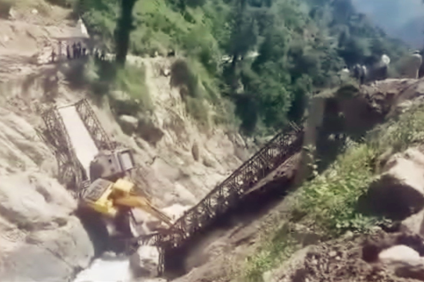 实拍：印度卡车运设备到中印边境修路途中过桥 刚走到一半桥塌了