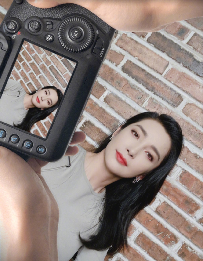 47岁李冰冰罕晒自拍尖下巴夸张太抢镜粉丝直呼差点认不出