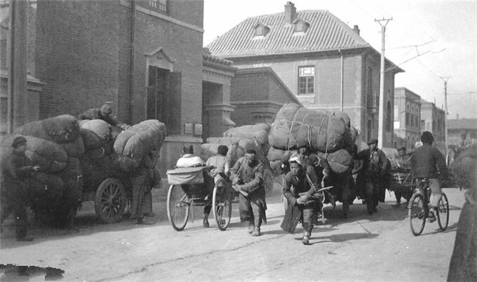 老照片清朝光绪年间天津皮革厂工人的生活状况