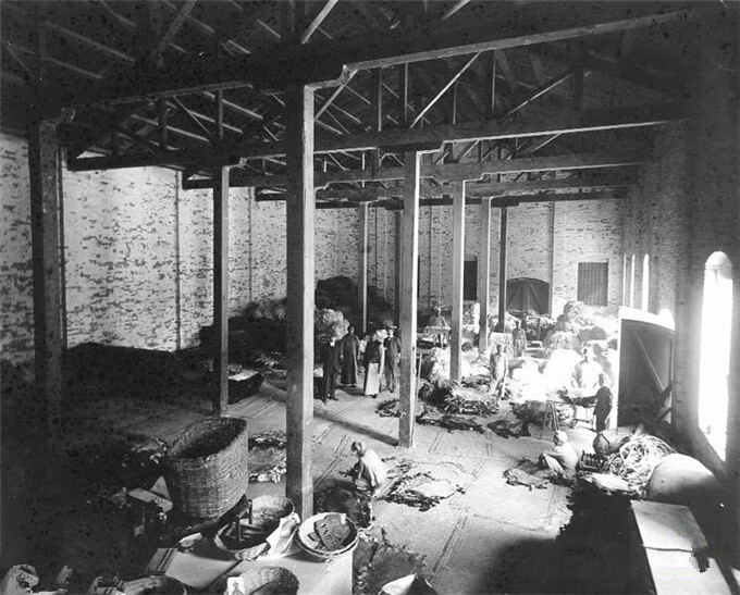 老照片,清朝光绪年间天津皮革厂工人的生活状况