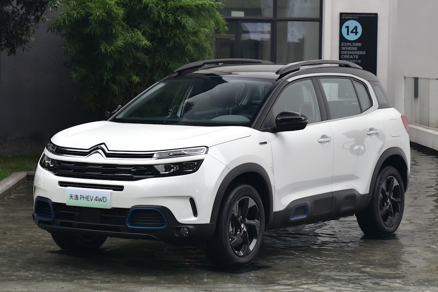 搭载四驱系统东风雪铁龙天逸phev亮相