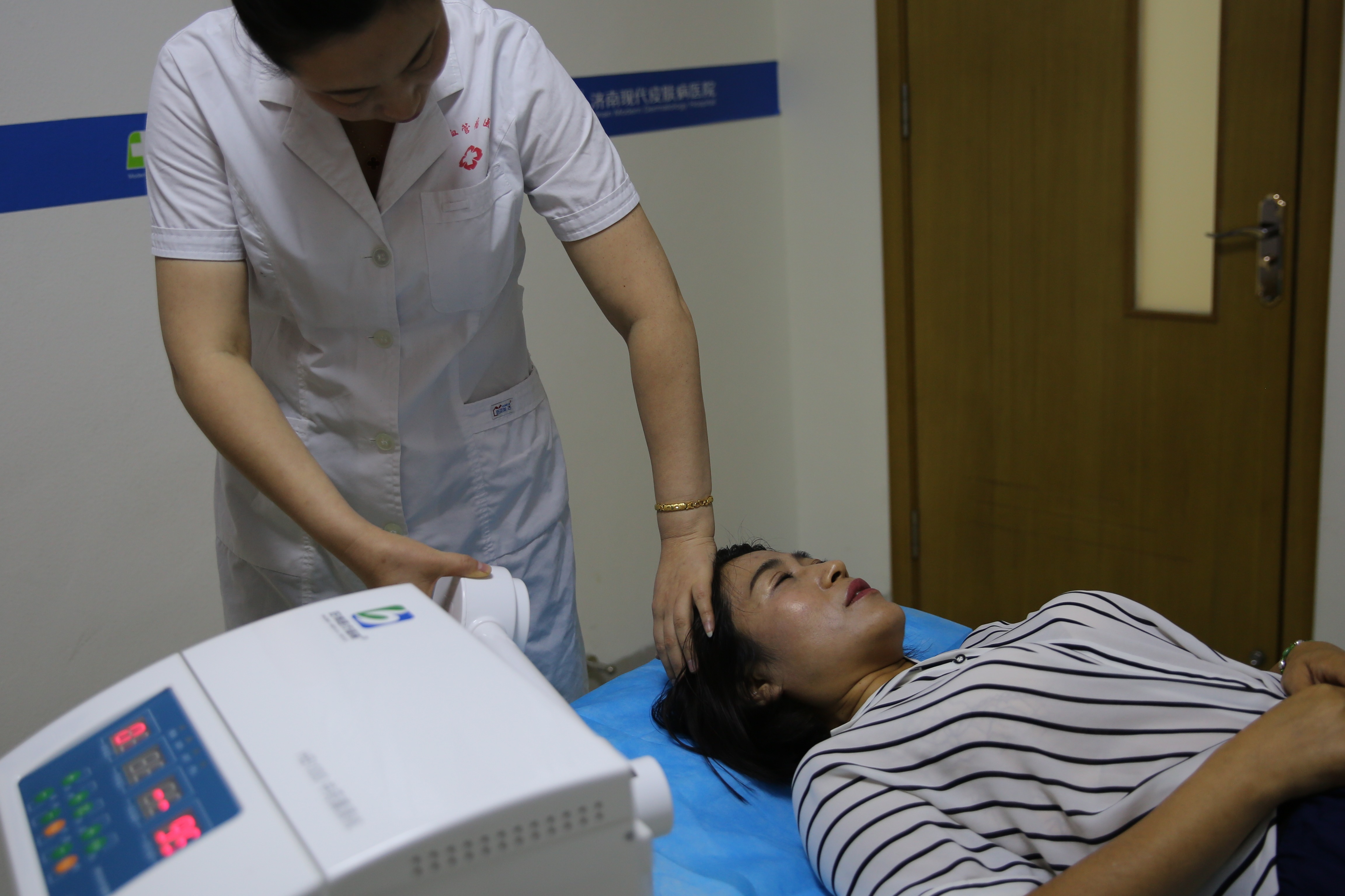 济南现代皮肤病医院：治疗产后脱发的过程。_凤凰网视频_凤凰网