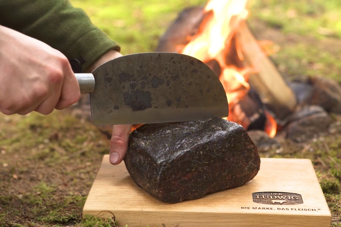 高大上的荒野生活荒野美食家在丛林自制黑牛排