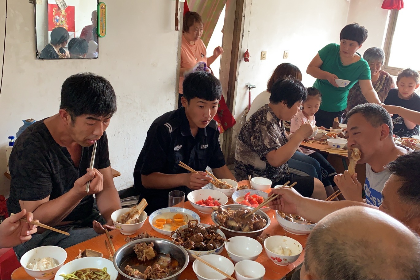 回娘家过节满满2大桌边吃边聊天好热闹好开心