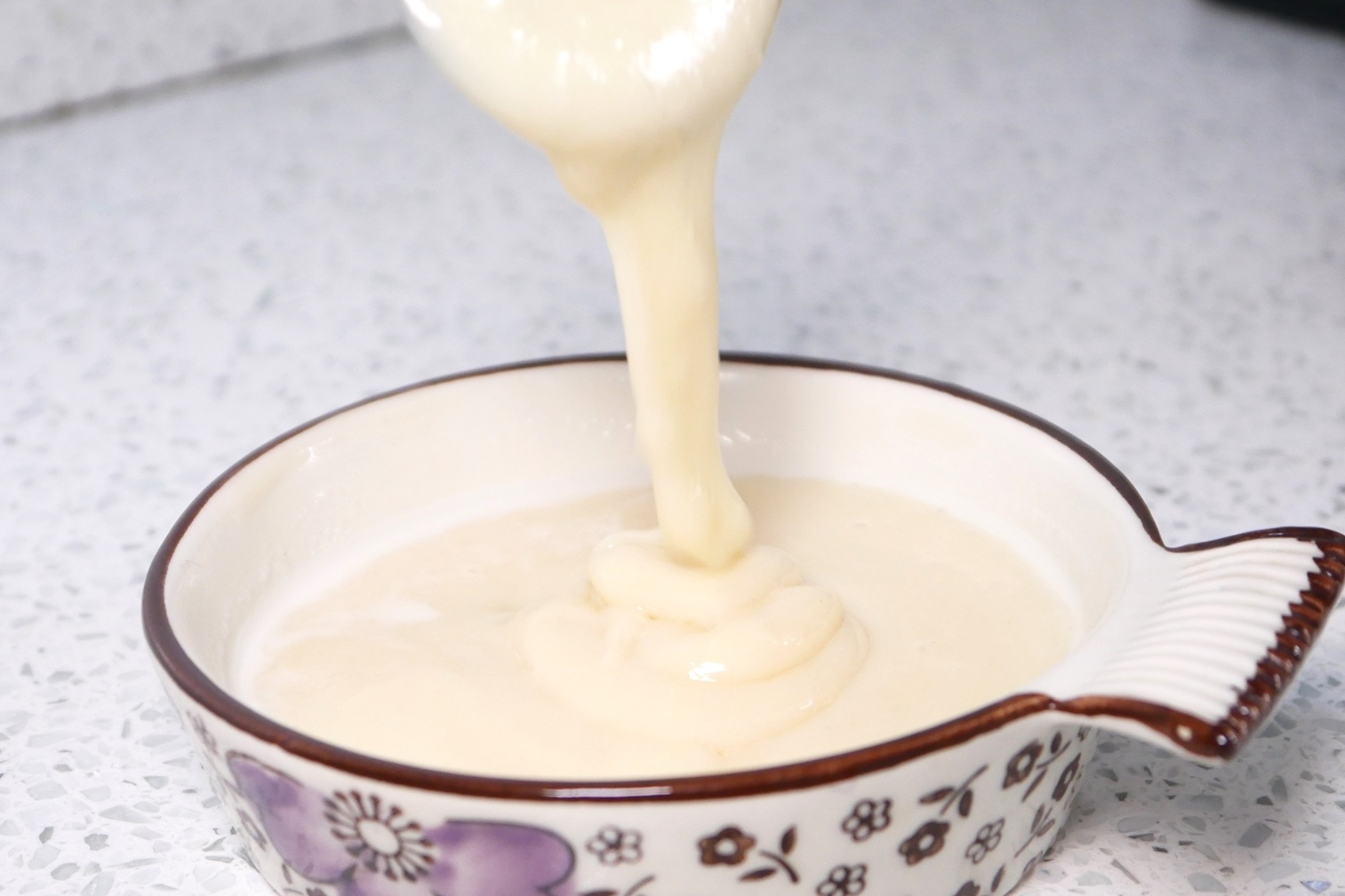 1袋牛奶，1碗糖，教你做无添加炼乳，奶香浓郁，不到一分钟学会