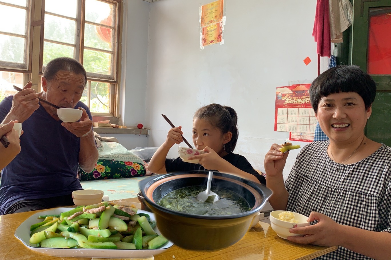 小男孩吃妈妈做的饭-蓝牛仔影像-中国原创广告影像素材