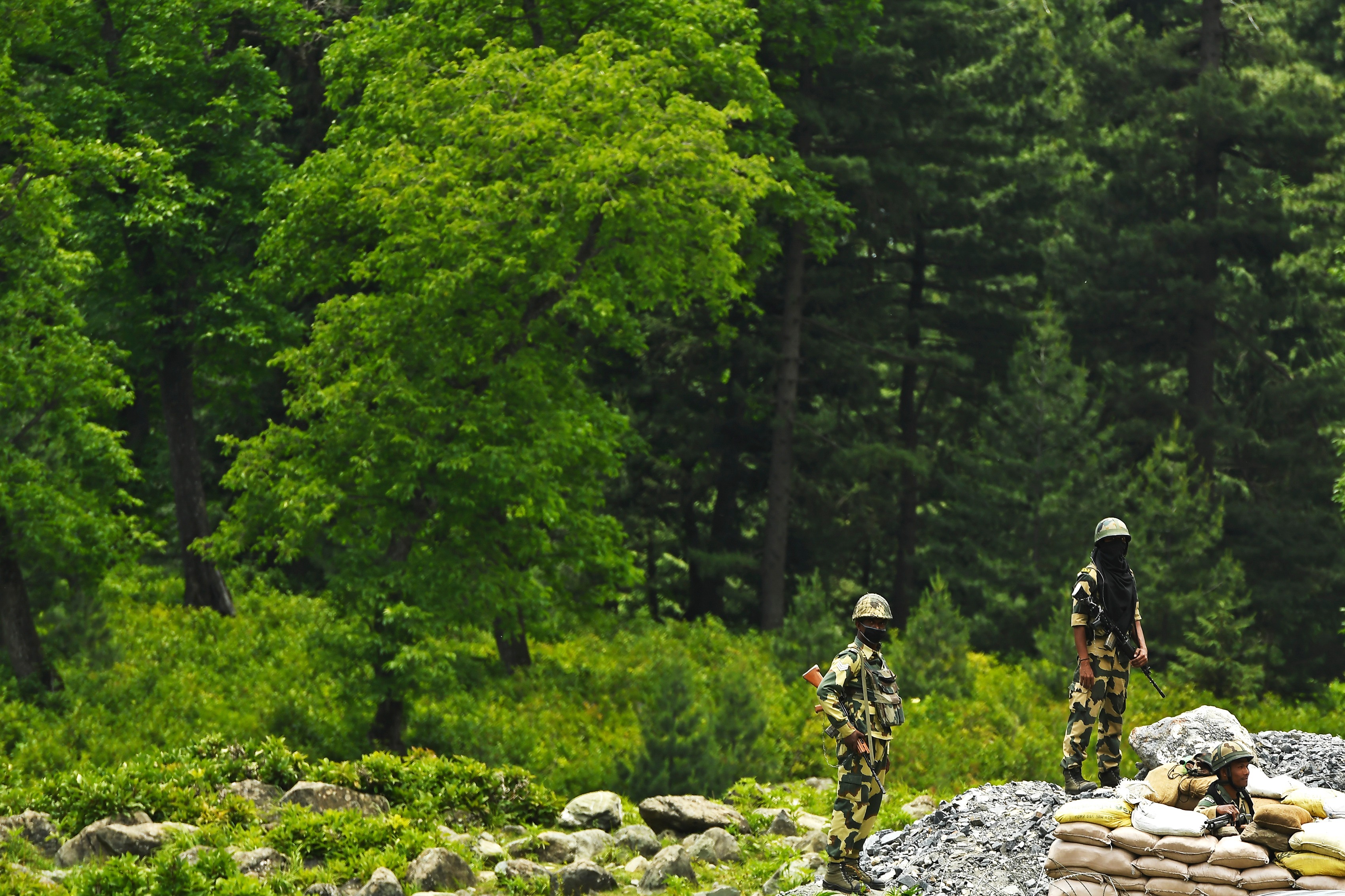 印军严格约束一线部队，通过对话协商解决问题