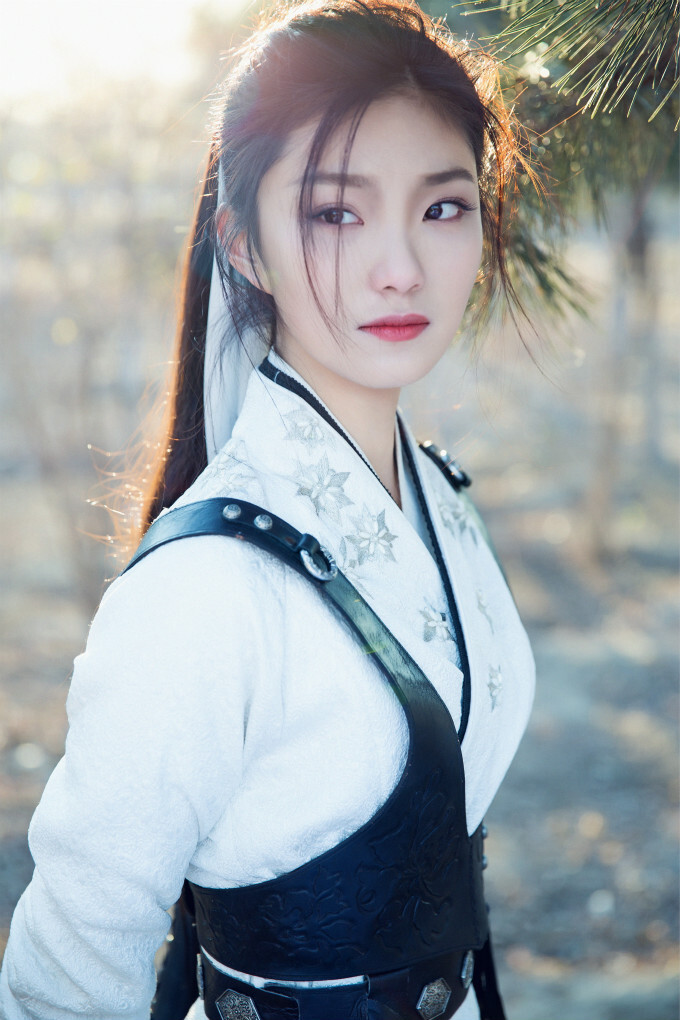 蓝曼予古装写真曝光清新侠女挥剑刚柔并济